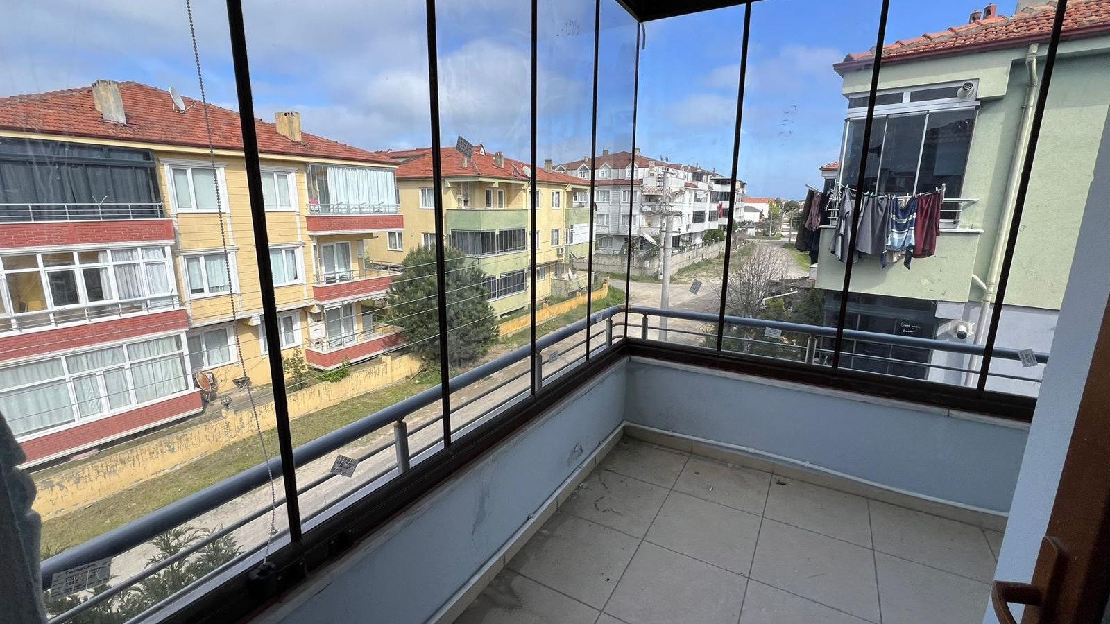 Karasuda Deniz manzaralı denize çok yakın 3.kat Daire