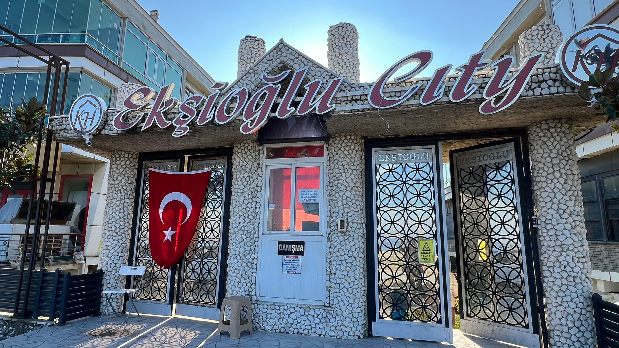 KARASU ÇİĞDEM EMLAK...DENİZE SIFIR^^DİLLERE DESTAN SİTEDE 1+1^^