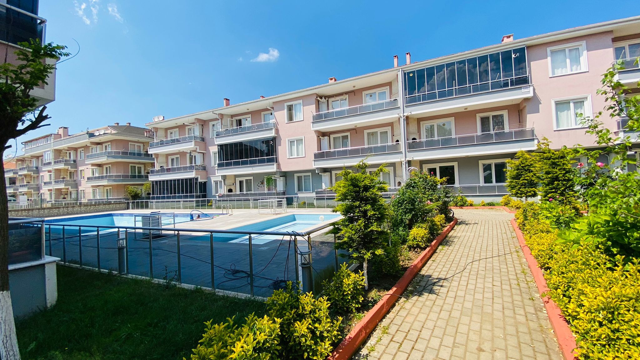 HAVUZLU sitede 3.kat EŞYALI & GENİŞ M2 Lİ & AÇIK CEPHELİ